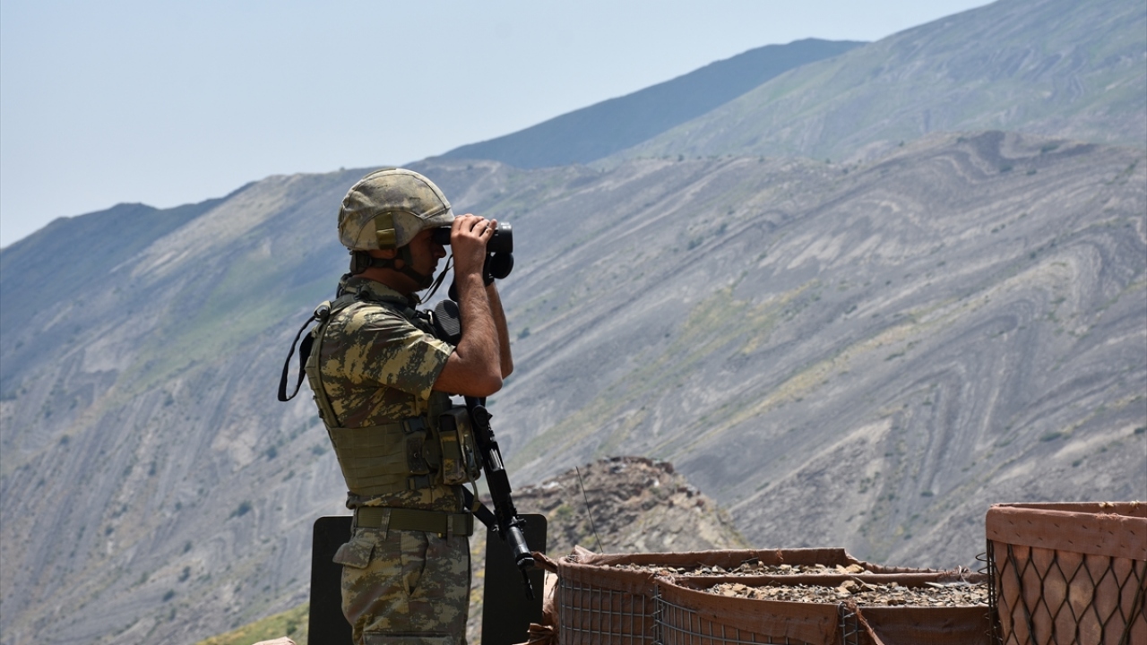 Terörle mücadelenin en yoğun yapıldığı bölgede omuz omuza görev yapan baba ile oğlu, silah arkadaşlarıyla, Türkiye`nin barış, huzur ve güvenliğini bozmak isteyen PKK`lılara göz açtırmıyor. 