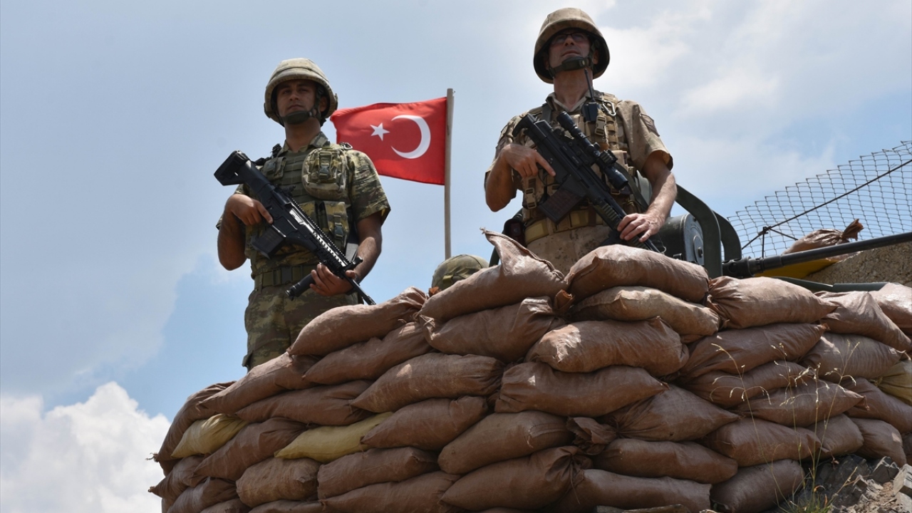 Desteklerinden dolayı İl Jandarma Komutanı Tuğgeneral Nuri Öztürk ve diğer komutanlarına teşekkür eden Sarıaslan, vatandaşların huzur ve güvenliğini sağlamak için terörle mücadeleyi en iyi şekilde sürdürmeye çalıştıklarını vurguladı.