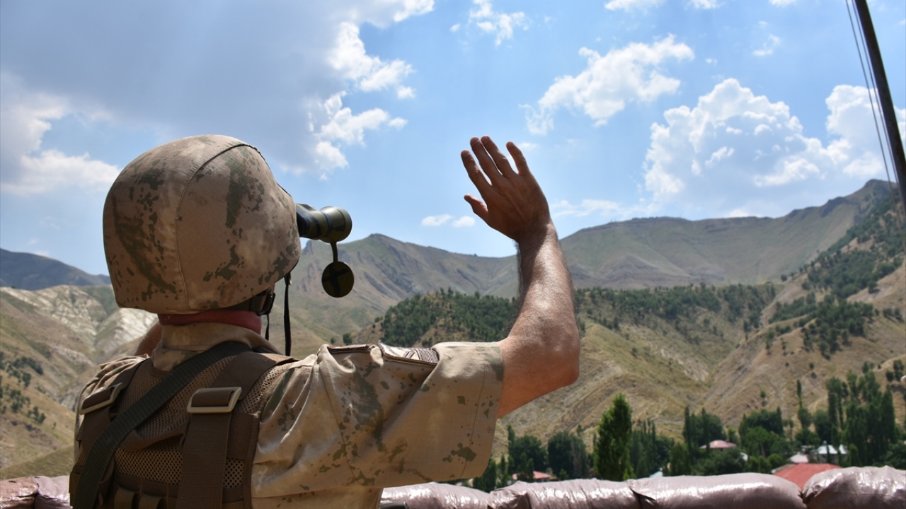 Sarıaslan, "Baba oğul bu bölgede görev yapmaktan gurur duyuyoruz. Görevimizi ifa ederken zaman zaman birbirimize dürbünle bakarak el salıyoruz. Bu bölgede ülkenin huzuru ve güvenliği için daima mücadele etmeye devam edeceğiz." diye konuştu.