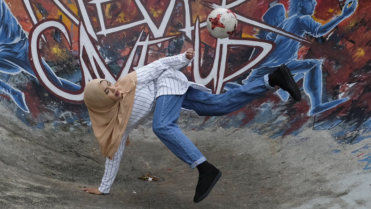 19 yaşındaki sporcu, artistik top hareketlerini büyük bir başarıyla başörtülü tarzı ile yapmasıyla ilgi görüyor.