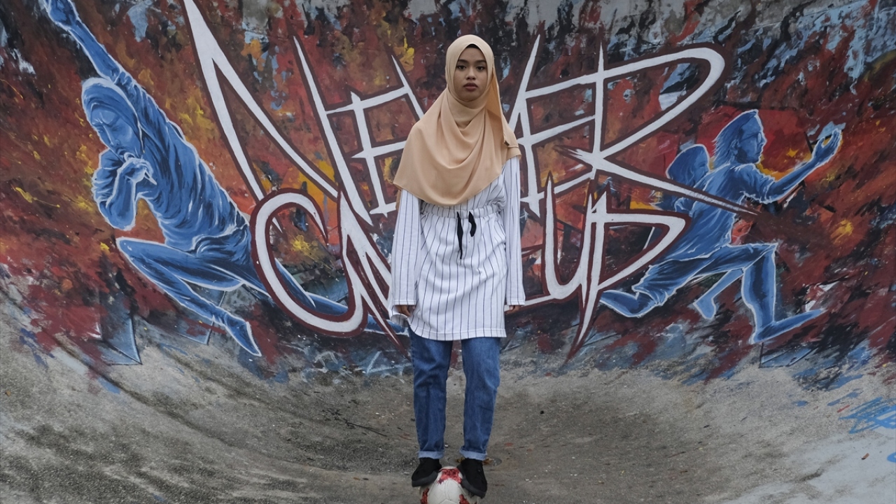 Yeteneklerini sergilediği Instagram`da 100 binden fazla takipçisi olan Hayrunnisa Endang Wahyudi, ustalık gerektiren yeteneklerini koruyabilmek için en az haftanın 4 günü antrenman yapıyor. 