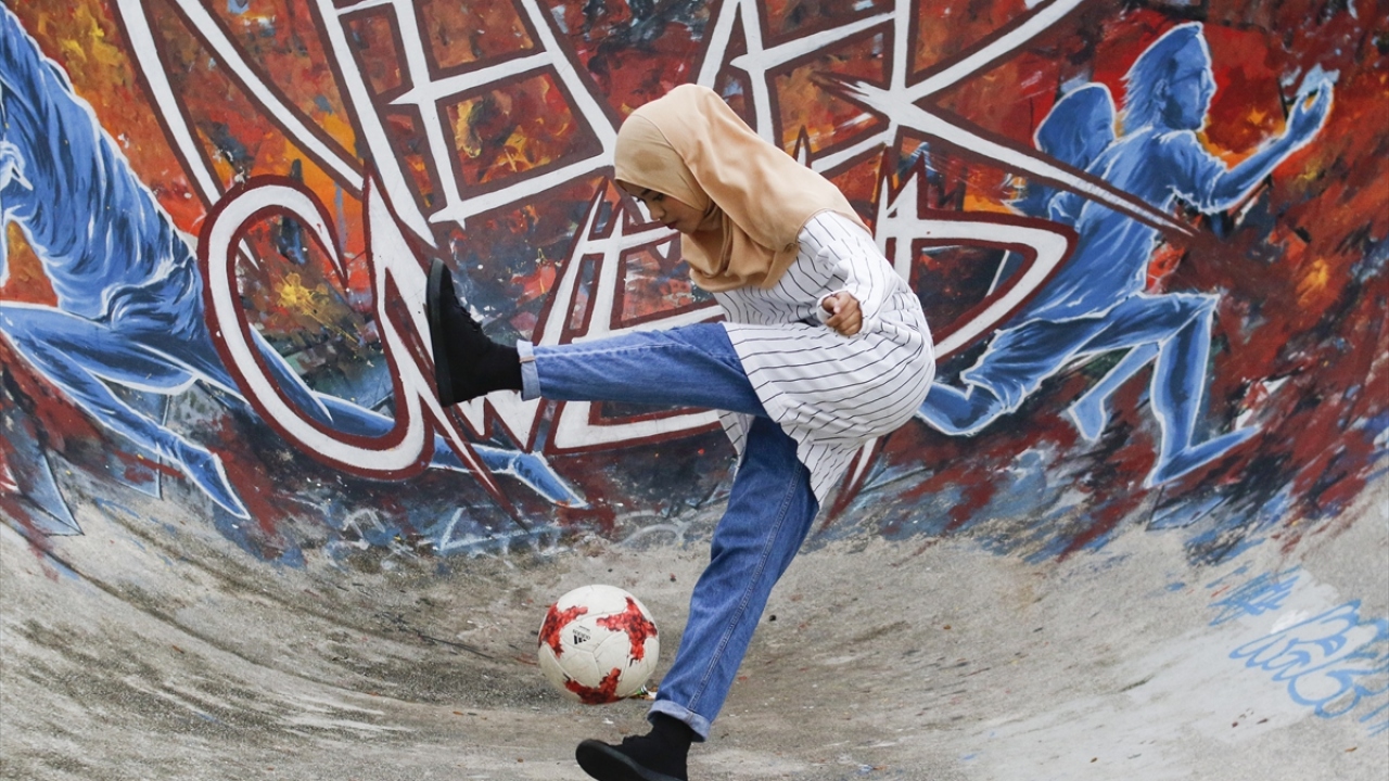 Malezya`daki Uluslararası Al Madinah Üniversitesinde Arap Dili Bölümünde okuyan genç sporcu, bir yandan derslerine odaklanıp diğer yandan serbest stil futbol tutkusunu sürdürmeye gayret ediyor. 