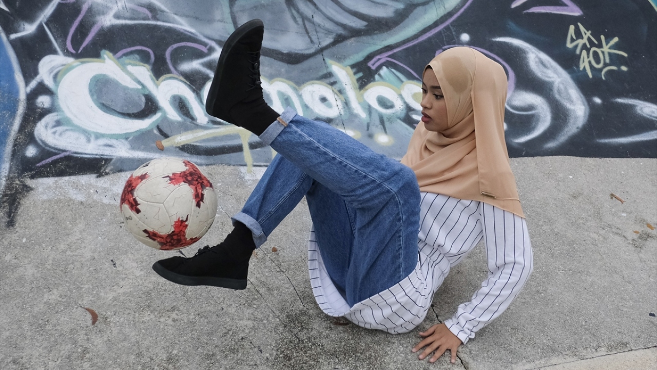 Genç sporcu, sosyal medyada serbest stil hareketleri yaptığı videoların kısa zamanda çok sayıda kişi tarafından izlendiğini ve bu sayede yurt dışına giderek yeteneğini sergileme şansı bulduğunu ifade etti.