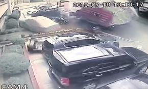 Freni boşalan tır 5 araca çarptı