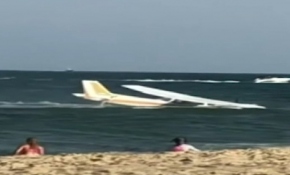 ABD’de arızalanan uçak okyanus kıyısına acil iniş yaptı