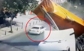 Hafriyat kamyonu devrildi sürücü saniyelerle kurtuldu