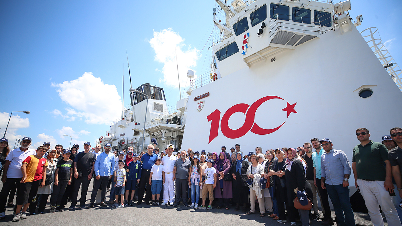 Sahil Güvenlik Komutanlığı, 15 Temmuz Demokrasi ve Milli Birlik Günü etkinlikleri kapsamında, İstanbul`daki şehit aileleri ve gazileri, boğazda gezintiye çıkardı. 