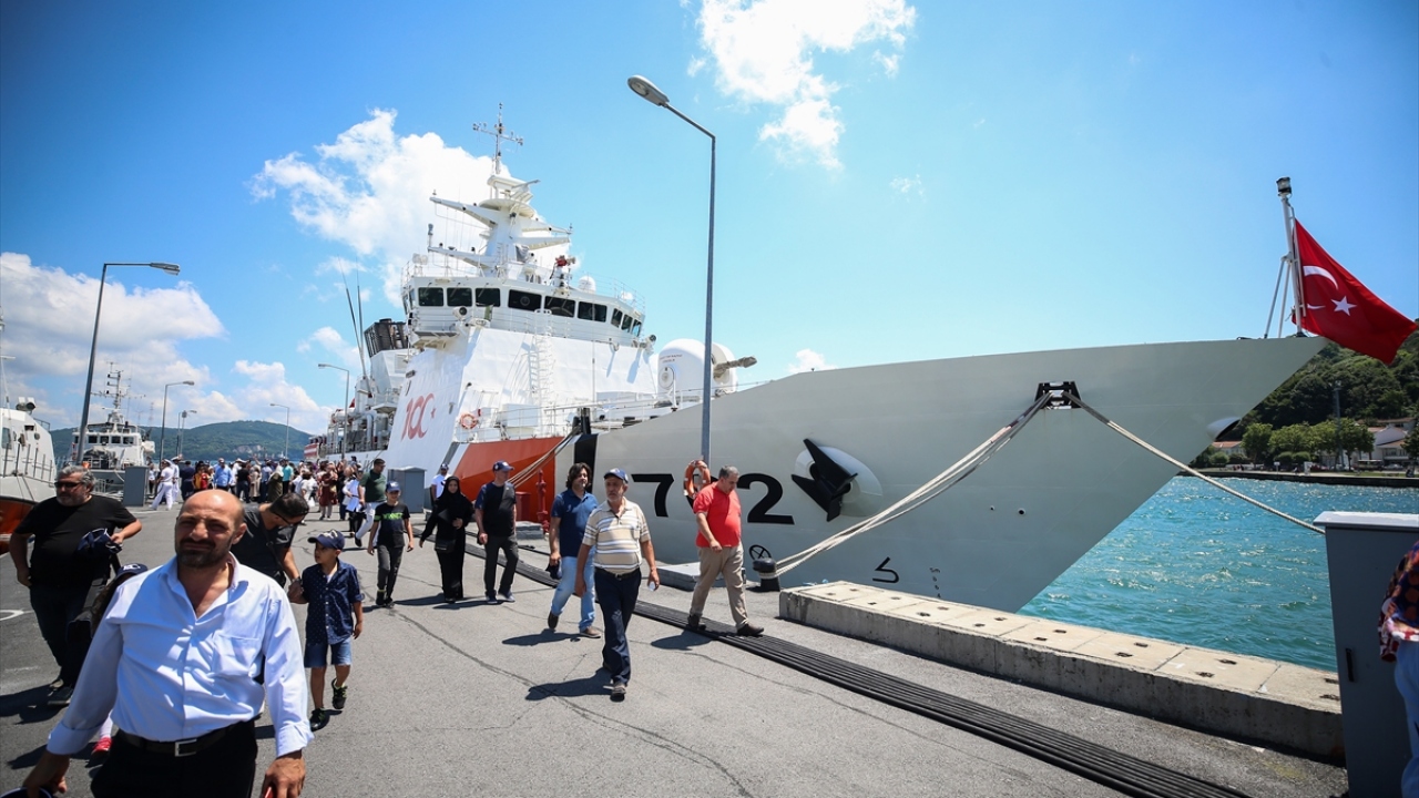 İstanbul Boğazı ve Adalar bölgesini gezen ailelere, güzergahtaki tarihi ve kültürel yapılar hakkında bilgiler verildi.  