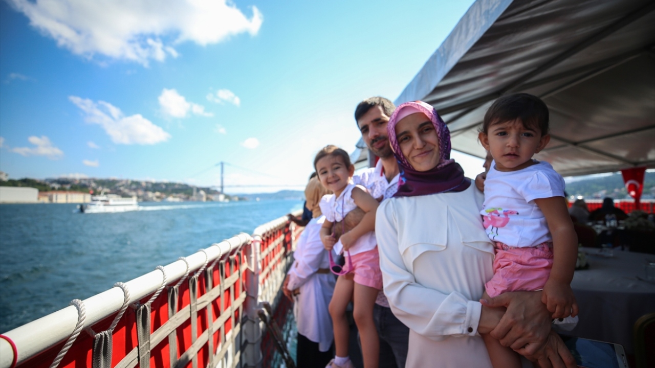 Kendilerine yakın ilgi gösteren askerlerle sohbet eden ve fotoğraf çektiren konuklara gezinti sırasında yemek, tatlı ve içecek ikramında bulunuldu.