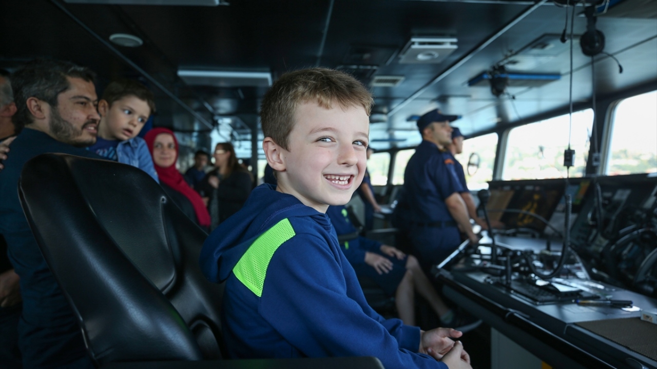 Güverteye çıkan ve dümeni inceleyen şehit ve gazi çocuklarına geminin çalışma sistemi anlatıldı.