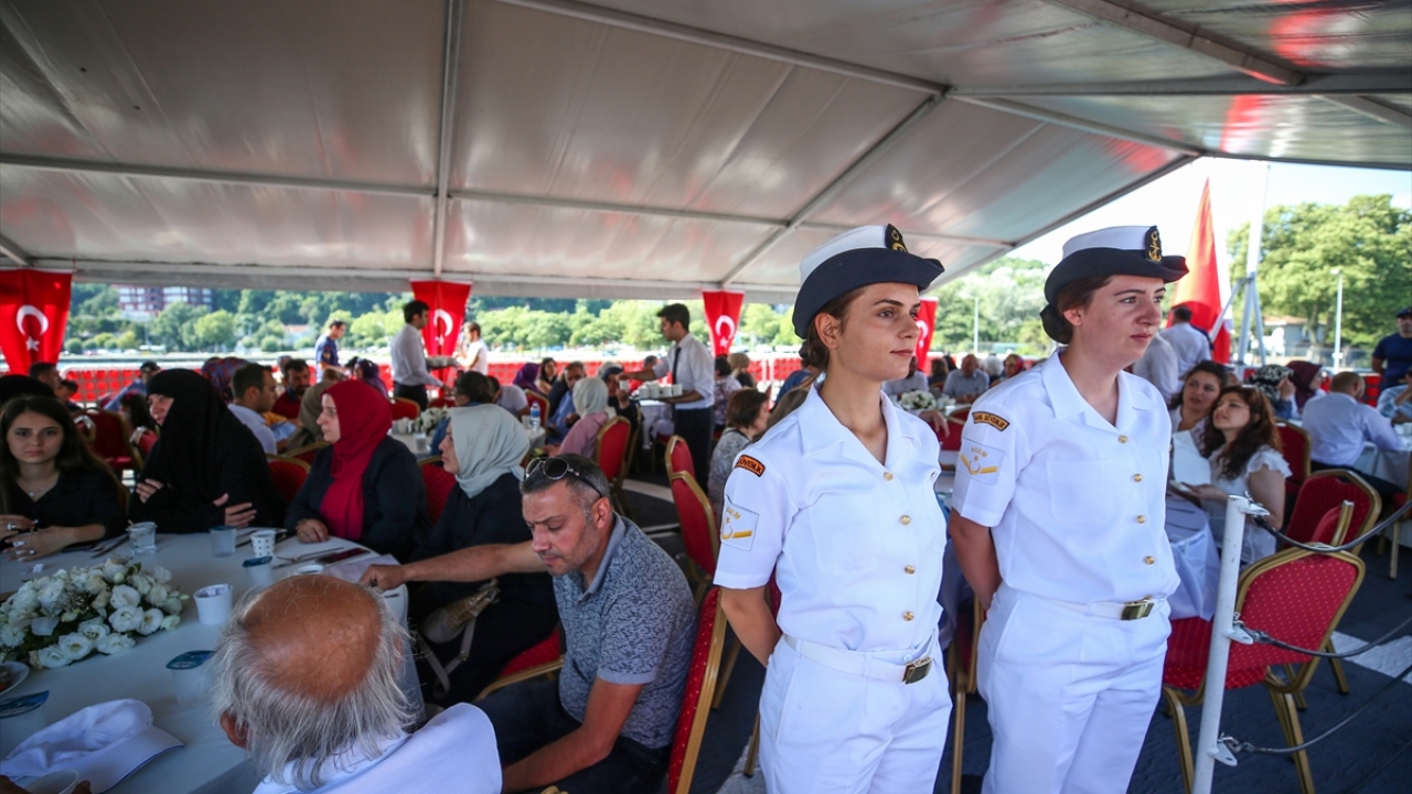 Yaklaşık 2 saat süren etkinlikte ailelere "15 Temmuz" logolu şapka dağıtıldı. Askerlere teşekkürlerini ileterek gemiden ayrılan aileler, drone kamerasına el sallayarak iskeleden uzaklaştı.