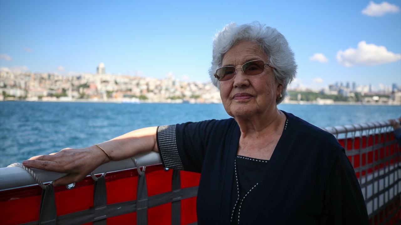 Oğlu Piyade Çavuş Bülent Karataş 1988 yılında Hakkari`de şehit olan Seriye Karataş, askerlere sevgi gösterisinde bulundu.