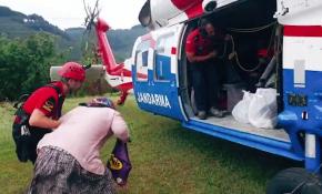 Jandarma selde mahsur kalan vatandaşları kurtardı