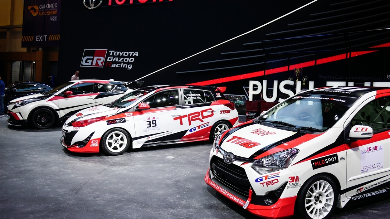 Fuarda, Toyota`nın yarış arabaları da sergilendi. 
