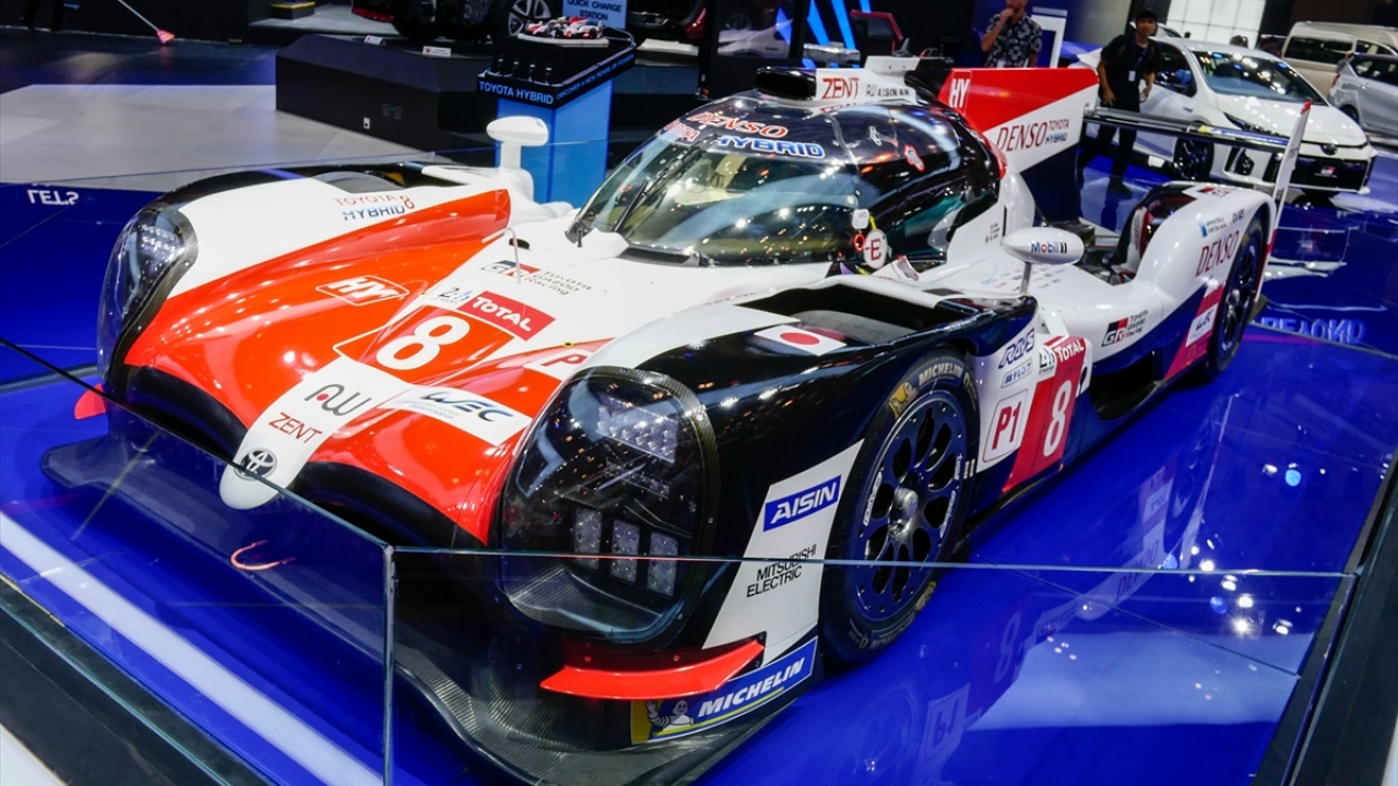 Fuarda, Toyota`nın yarış arabası modelleri de sergilendi. 