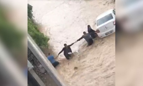 Vatandaşlar aracın sele kapılmasını böyle önledi