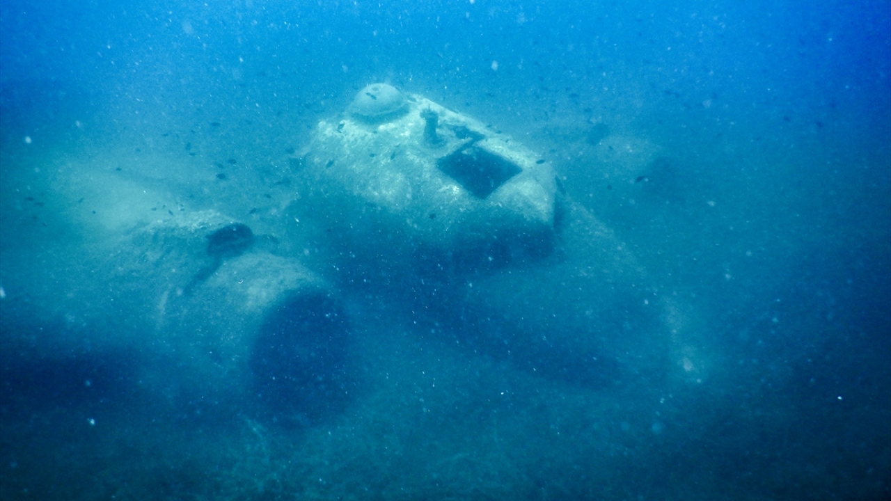 Hazırlıkların tamamlanmasıyla suya giren tim, 18 metrelik dalış gerçekleştirdi.