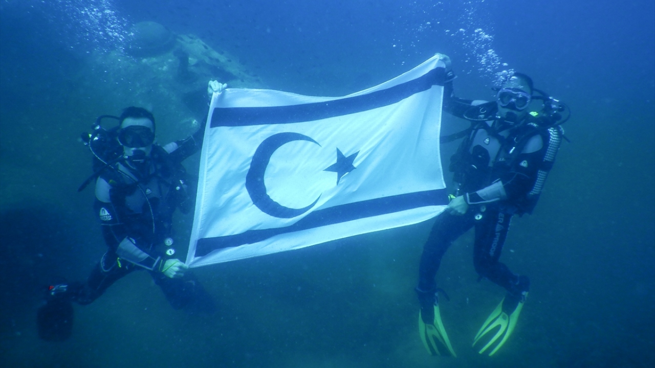 İzmir Körfezi`ndeki üs bölgesinden TCSG 107 Sahil Güvenlik botuyla hareket eden DEGAK timi, Mordoğan açıklarında dalış hazırlığı yaptı.