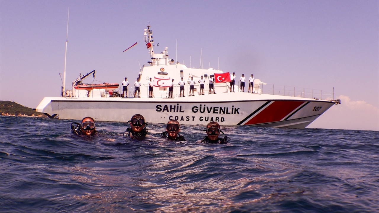Sahil Güvenlik Dalış Emniyet Güvenlik Arama Kurtarma (DEGAK), Kıbrıs Barış Harekatı`nın 45. yıl dönümü dolayısıyla su altında bir etkinlik gerçekleştirdi.