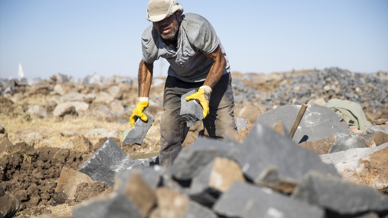 Farklı illerden Şırnak`a gelen işçiler, özellikle tarihi mekanları süsleyen ve Arnavut kaldırımlarının yapımında kullanılan taşları balyozlarla kırıyor.