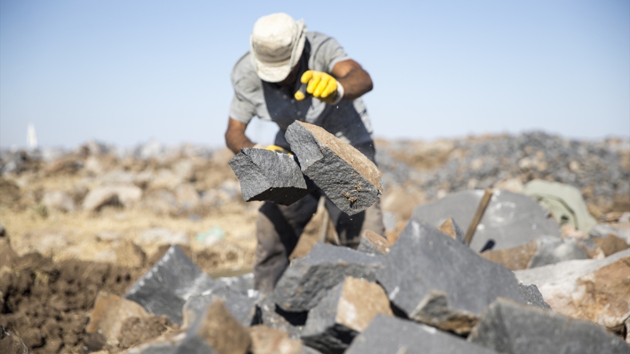 İşçilerden 4 çocuk babası Veli Acar, 2005 yılından beri bu mesleği yaptığını söyledi.