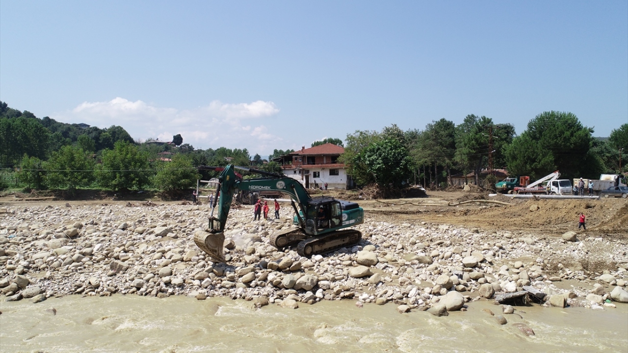 Düzce`deki Uğurlu köyünün içinden geçen derenin taşması sonucu, otomobiller ve traktörler sele kapıldı.