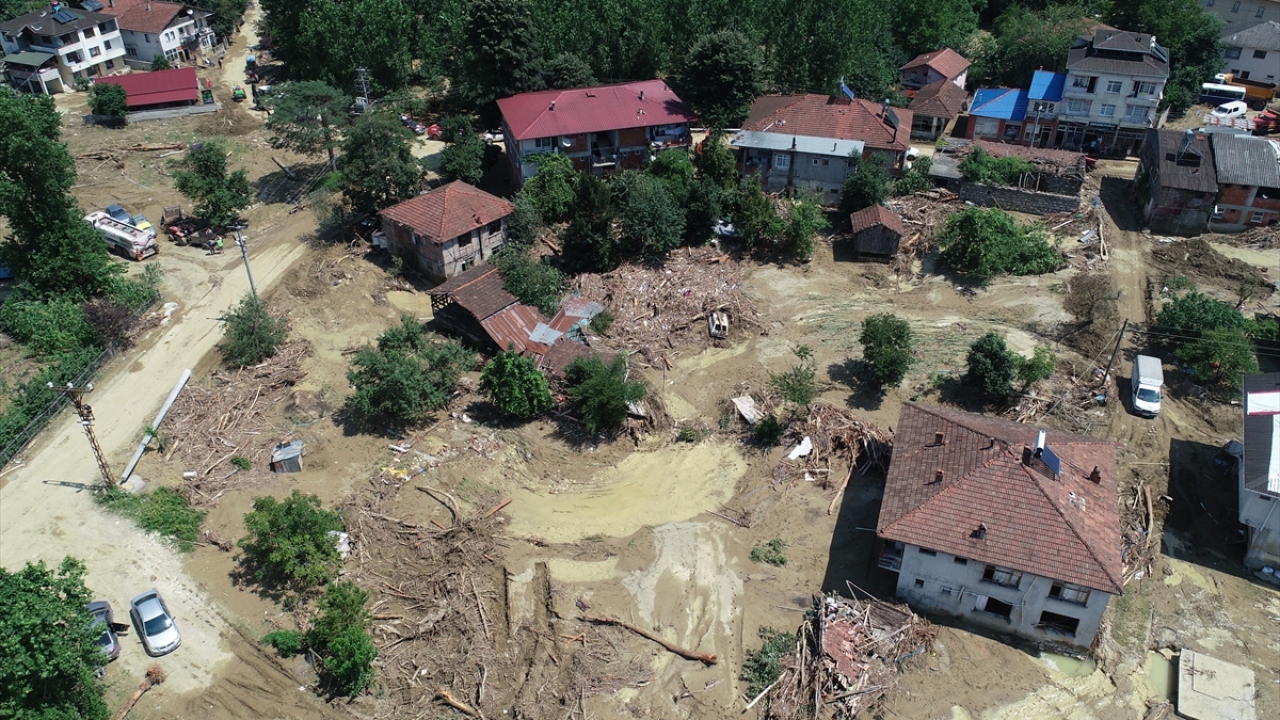 Köy yolları ve bazı evlerin bahçeleri çamurlarla kaplandı.