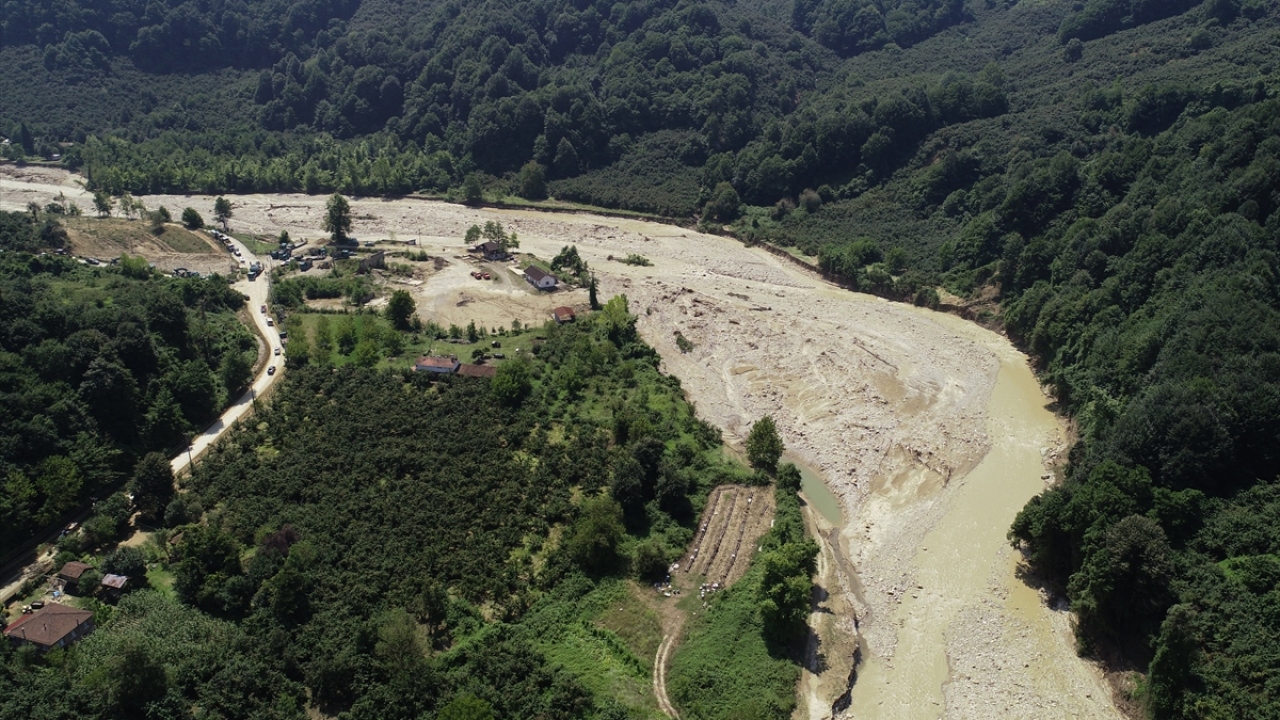 AFAD, UMKE, İHH, Jandarma, İl Özel İdaresi, Türk Kızılayı, 112 Acil Servis ekipleri köydeki yaraları sarmaya çalışıyor.