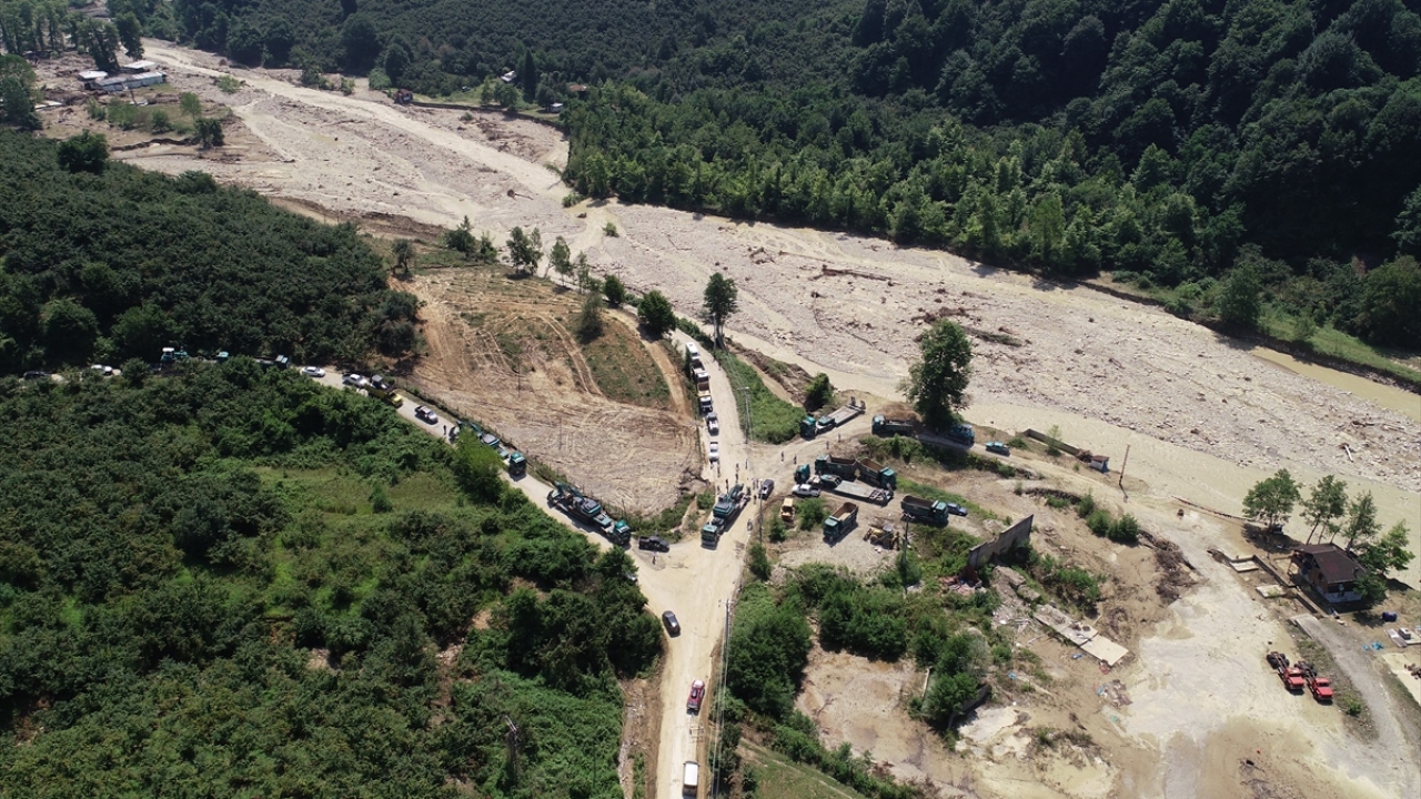 Devlet Su İşleri (DSİ) ekipleri de dere yatağındaki büyük ağaç yığınlarını kaldırıyor.
