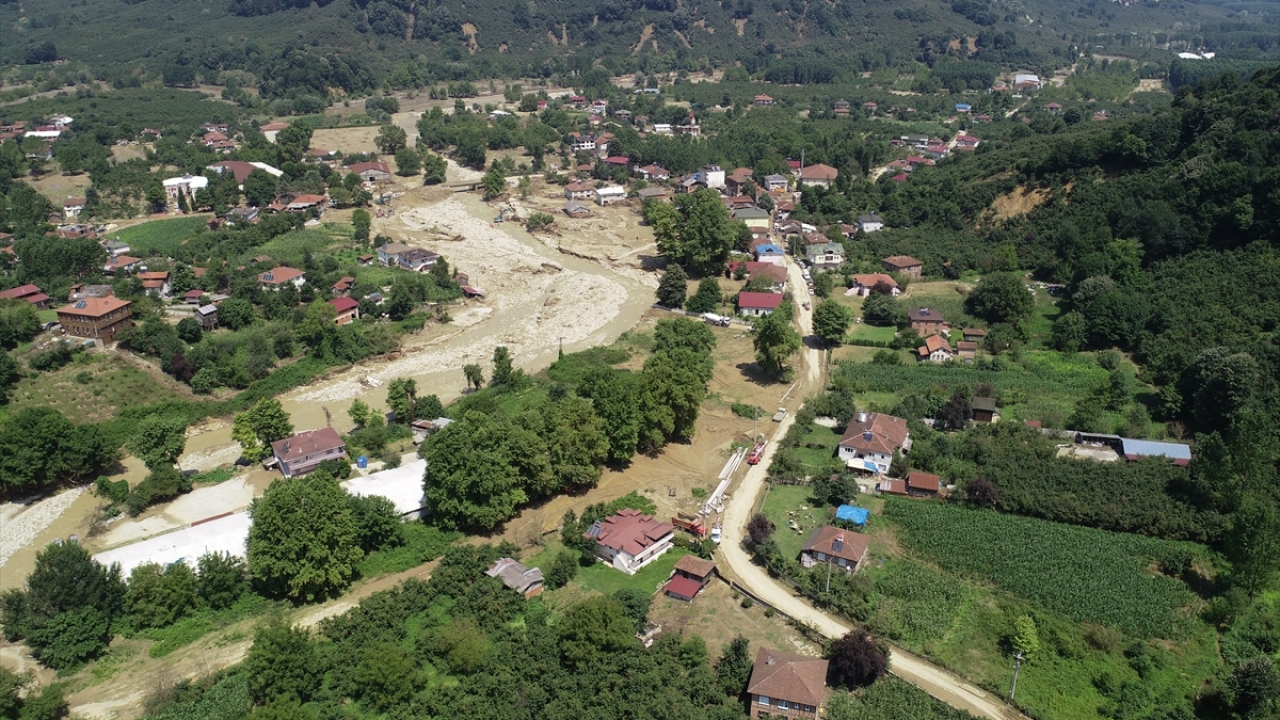 Elektrik ve suyun henüz verilemediği köyde ulaşım kısmi olarak sağlanıyor. 