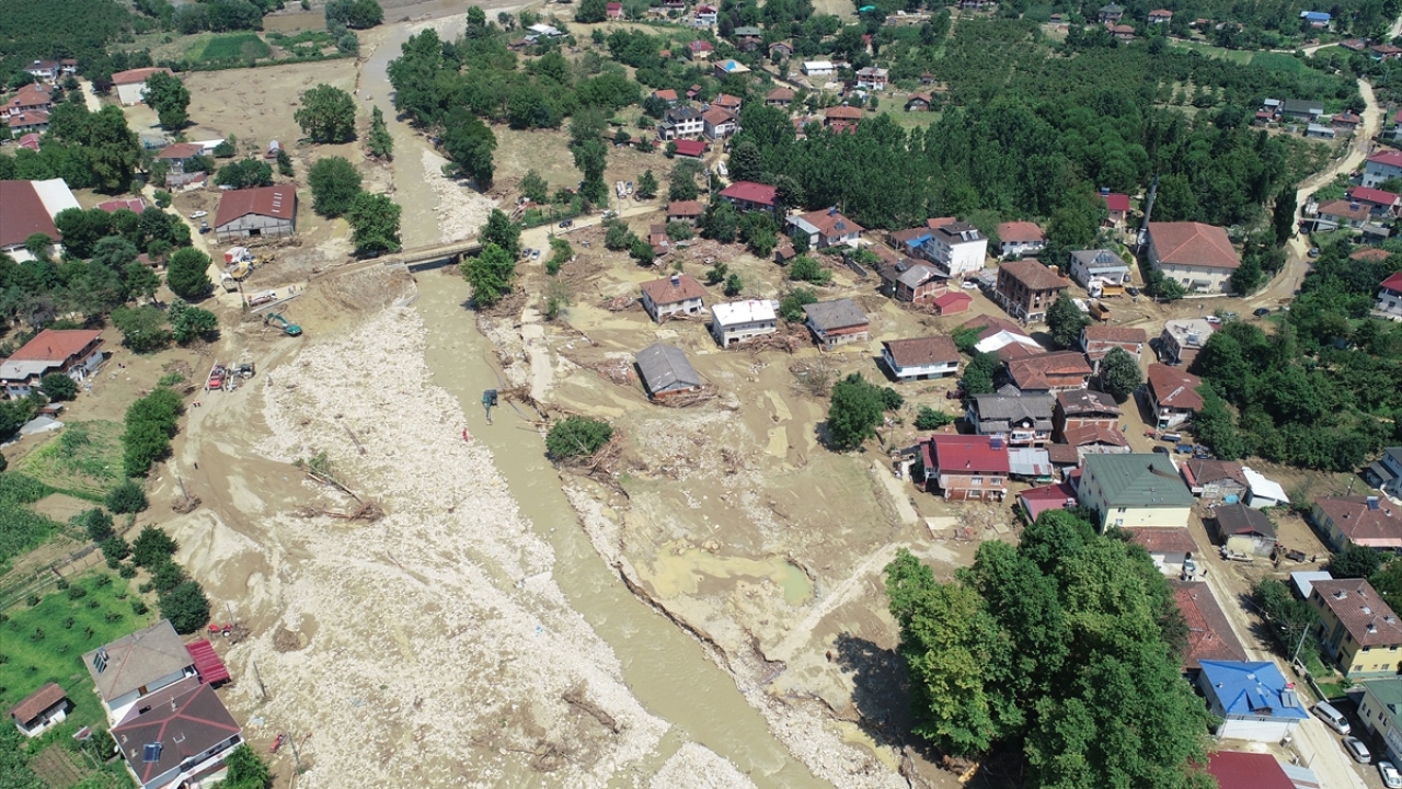 Köyün içinden geçen dere kenarında, Esmahanım köyünde kaybolan 4`ü çocuk 6 kişi için arama çalışması sürdürülüyor.