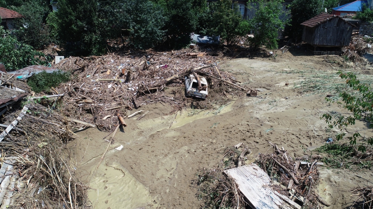 Yürütülen arama kurtarma çalışmalarında dün Akçakoca ilçesine bağlı Esmahanım ile Uğurlu köyleri arasındaki dere yatağında, kayıp olarak aranan 42 yaşındaki Fatma Töngel`in cesedi bulunmuştu.