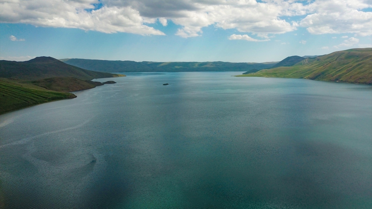Bölgede faaliyet gösteren turizm firmaları, turistlerden gelen yoğun talep üzerine rotalarını, misafirlerini büyüleyen Balık Gölü`ne çevirdi.