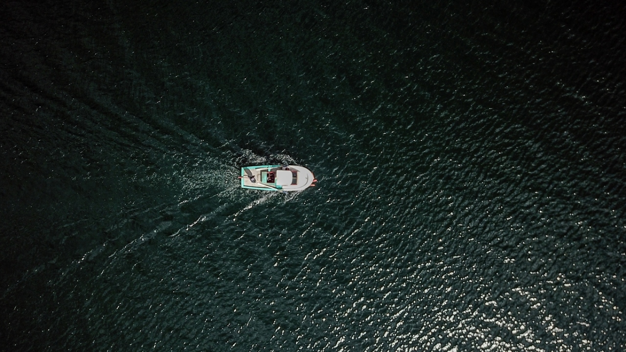 Almanya ve Fransa başta olmak üzere bir çok Avrupa ülkesinden de turistlerin ilgi gösterdiği bölgeye gelen ziyaretçiler, göl çevresinde bulunan doğayla iç içe kamp alanlarında konaklayarak keyifli vakit geçiriyor.