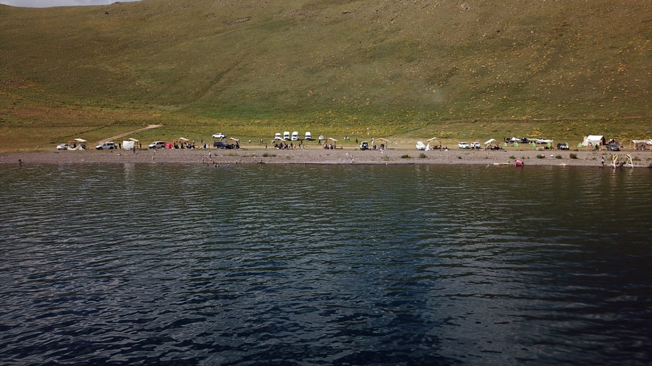 Iğdır ve Ağrı`da faaliyet gösteren turizm firması yöneticisi Mehmet Çeven, yaptığı açıklamada, bölgeye gelen turistlerin özellikle Balık Gölü`nü görmek istediklerini söyledi. 