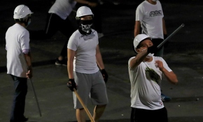 Hong Kong göstericilerine sopalı saldırı