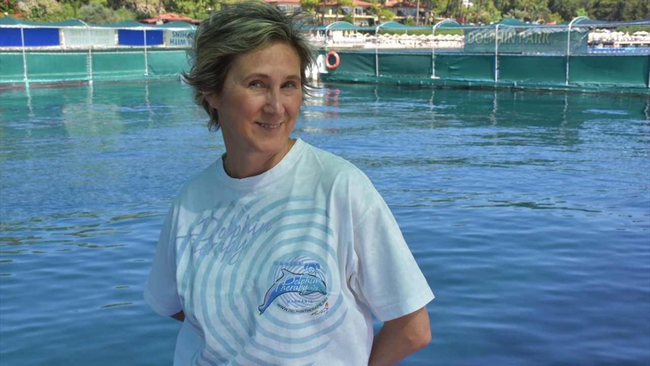 Merkezin Genel Koordinatörü Elena Gerasimova, gazetecilere yaptığı açıklamada, yıllardır yunuslar yardımıyla çocuklara şifa vermeye çalıştıklarını ifade etti.