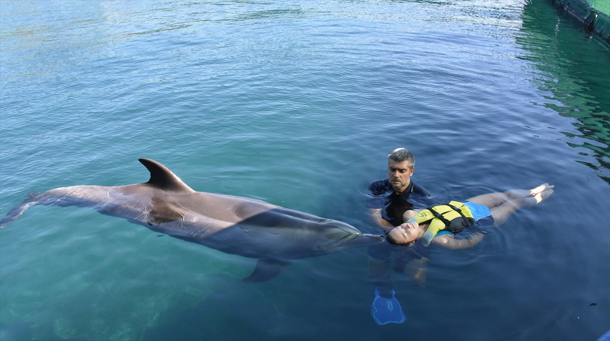 Ankara`dan epilepsi hastası oğlunu merkeze getiren Sadet Debreli ise 3 seansa girdiklerini ve terapiden olumlu sonuçlar almaya başladıklarını kaydetti.