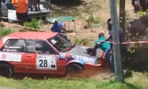 Yarış otomobilleri izleyenlerin arasına daldı