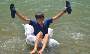 Şırnaklı çocukların pet şişe dolu torbalarla rafting keyfi