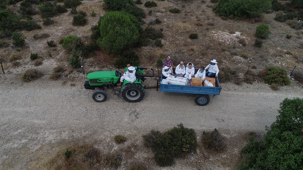 İzmir`e 50 kilometre uzaklıktaki Barbaros Mahallesi, adını son 3 yıldır düzenlediği Korkuluk Festivali ile duyurdu.