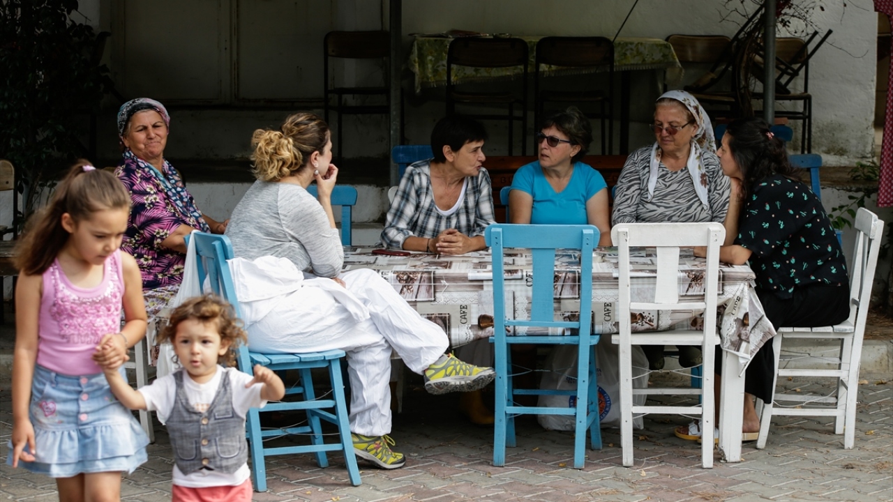 İzmir`e 50 kilometre uzaklıktaki Barbaros Mahallesi, adını son 3 yıldır düzenlediği Korkuluk Festivali ile duyurdu. Sonbaharda gerçekleştirilen festival, yerli ve yabancı turistleri köye çekiyor.