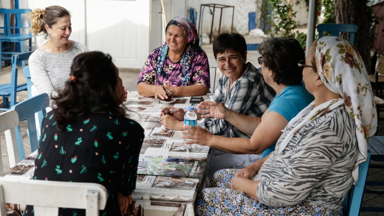 Köyün balcı kadınları ilk olarak sabahın erken saatlerinde meydandaki kahvede buluşuyor. Bir yandan çaylarını içen kadınlar diğer yandan yapacakları işleri konuşuyor.