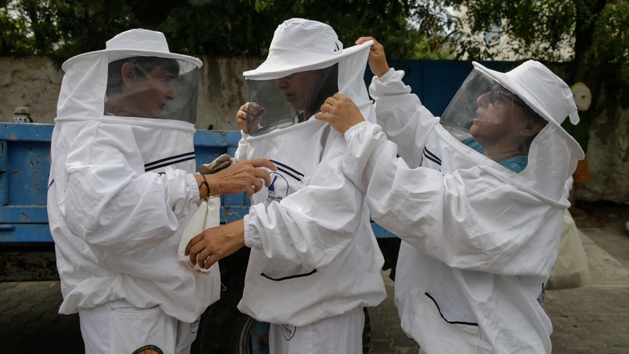 Şehirden göç eden yaklaşık 10 kadın da köydeki hemcinsleriyle bal üretimi için kolları sıvadı.