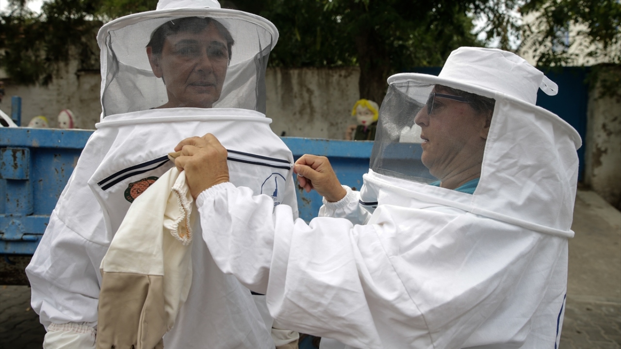 Kadınlar önce arıcılık eğitimi için köydeki kursa katıldı.