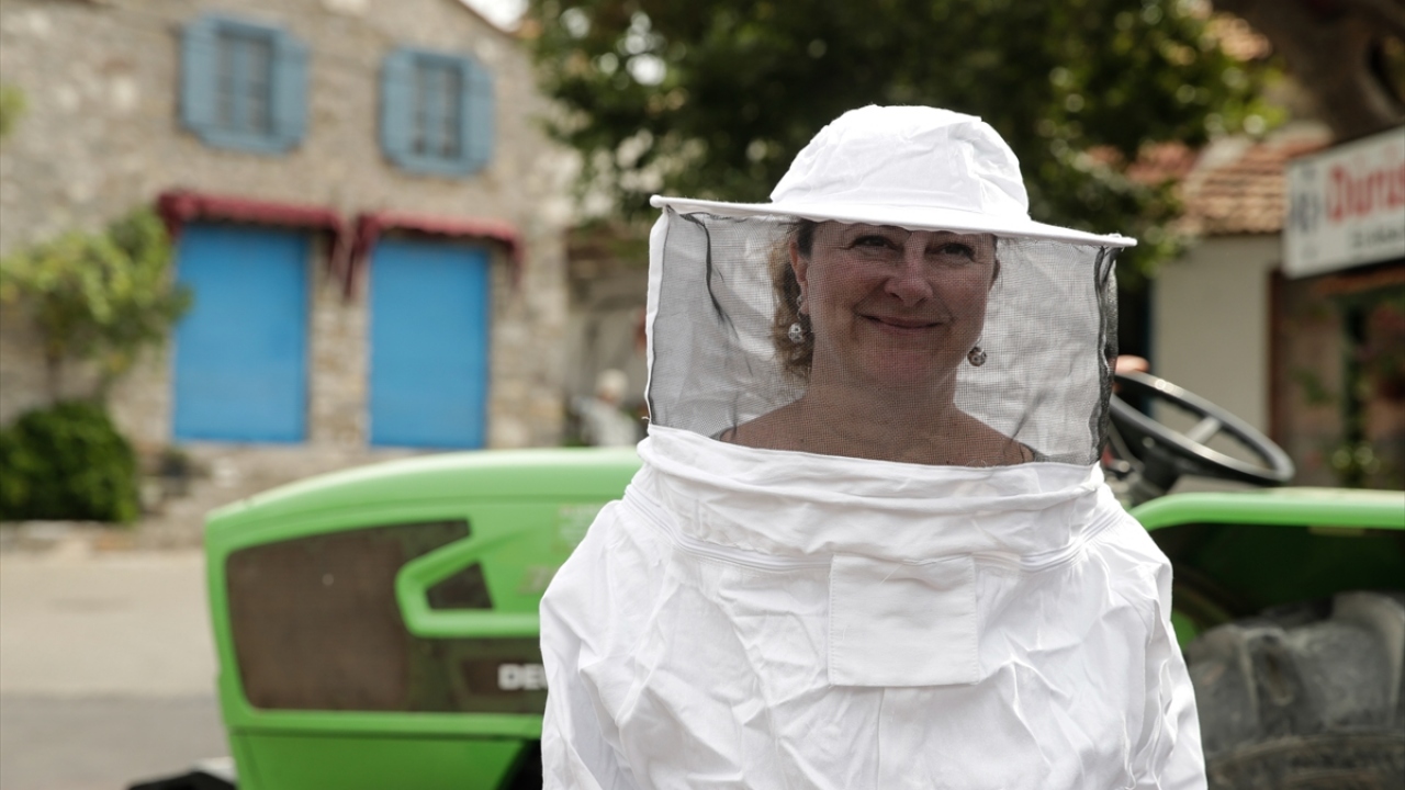 Arıcı kadınlar, sabahın erken saatlerinde kovanlarının bulundukları alana gitmeden önce arı sokmalarına karşı özel kıyafetlerini giyiyorlar.