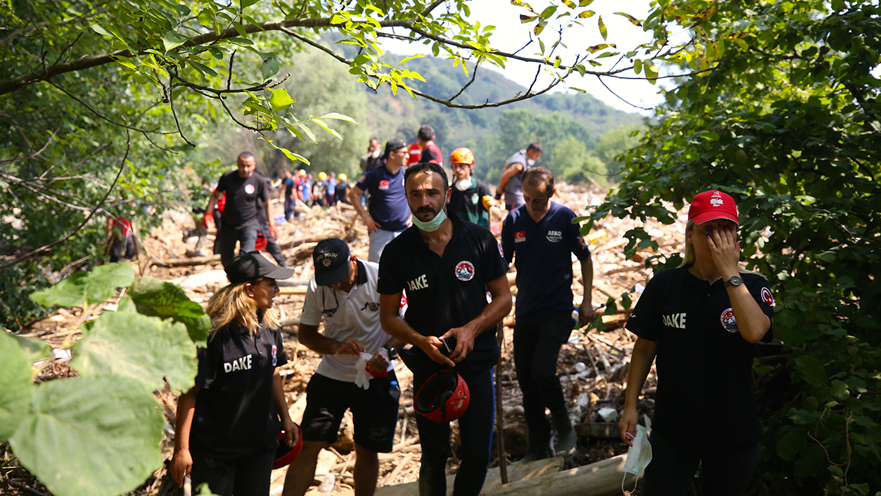Düzce`de etkili sağanak nedeniyle meydana gelen su baskınları ve heyelanda kaybolan 4 kişinin aranmasına sabah saatlerinde yeniden başlandı.