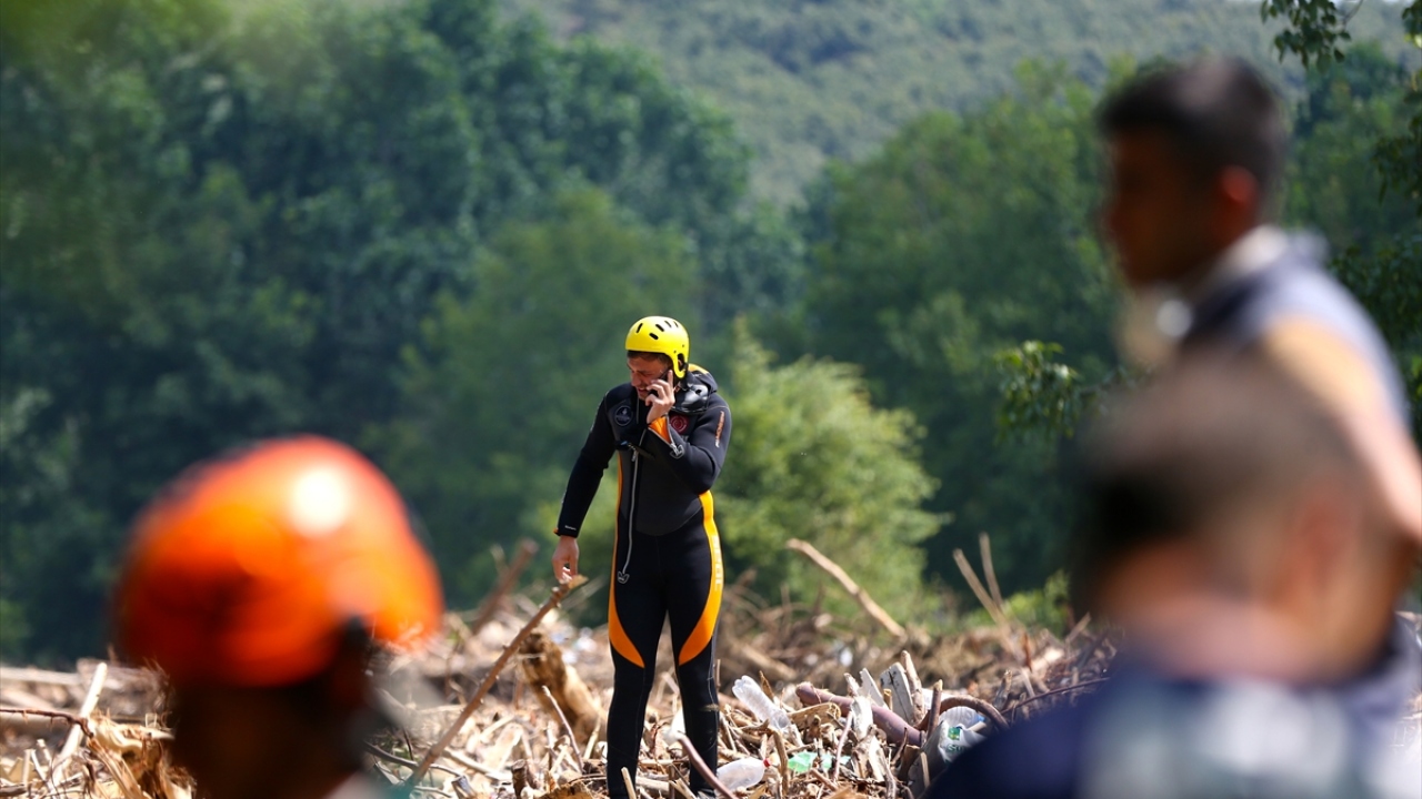 Kaybolan kişilerin denize gidebileceği ihtimalinin de değerlendirildiği çalışmalarda 213 personel, 56 araç, botlar, arama kurtarma köpekleri ve helikopterler görev yapıyor.