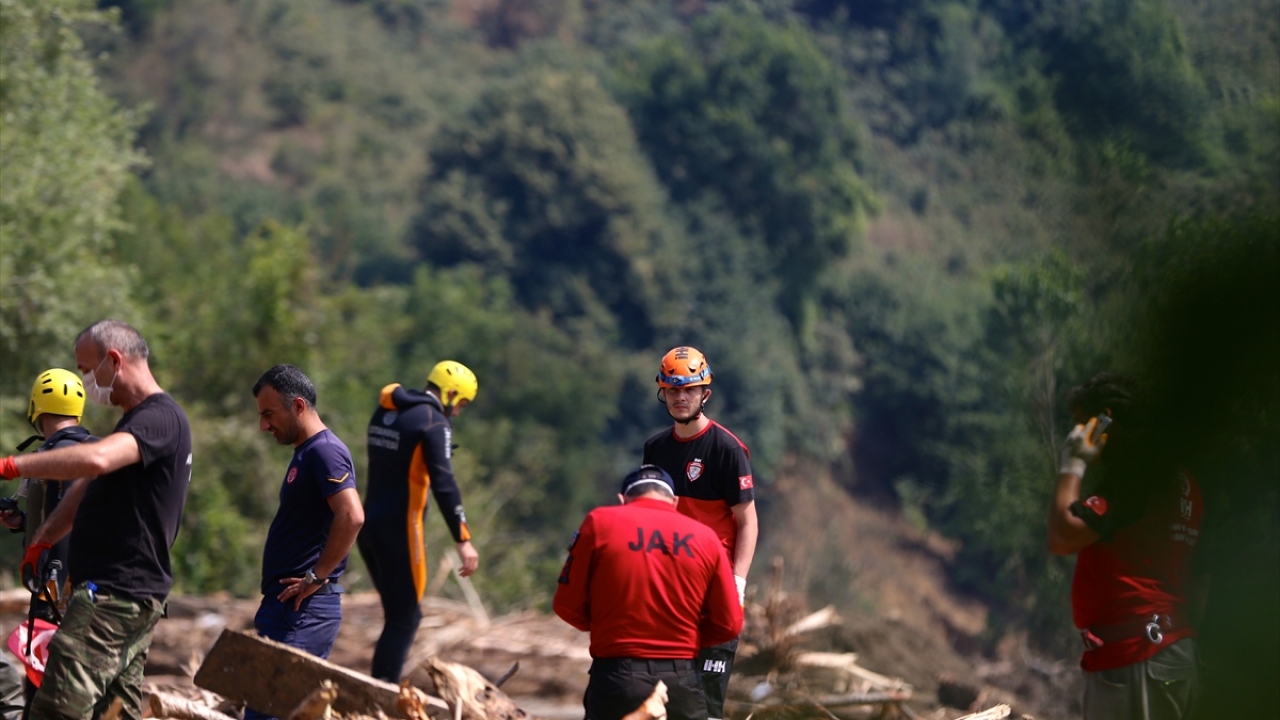 Öte yandan, bölgede, Türk Kızılay, İl Sağlık Müdürlüğü gezici sağlık aracı ve diğer STK`lerin selzedelere yardımları sürüyor.