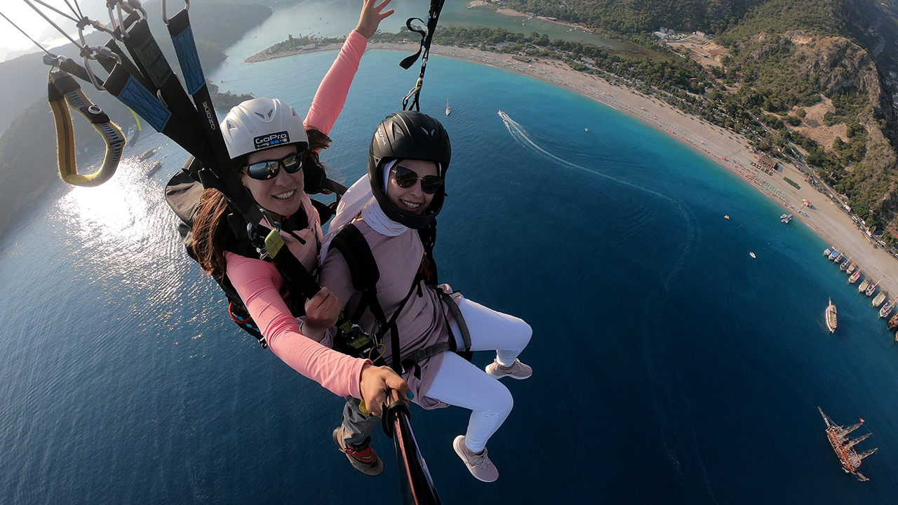 Ölüdeniz Mahallesi`ndeki bin 965 rakımlı Babadağ, her yıl yamaç paraşütü yapmak isteyen binlerce yerli ve yabancı turisti ağırlıyor. 